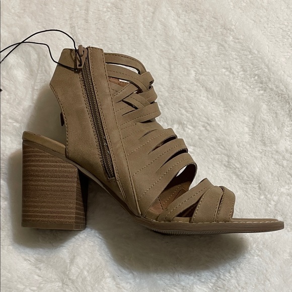 Universal Thread Strappy Block Heels - Picture 13 of 14